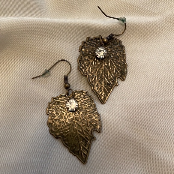 Antique gold leaf necklace/earrings with rhinestones. 10-13” adjustable length. - Picture 7 of 10